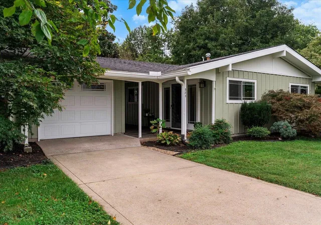 Photo 2 of Single family home for sale at 522 Parkside Dr, Lexington, KY 40505 | MLS# 26026710 | Listing updated on 2026-10-15