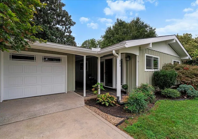 Photo 3 of Single family home for sale at 522 Parkside Dr, Lexington, KY 40505 | MLS# 26026710 | Listing updated on 2026-10-15