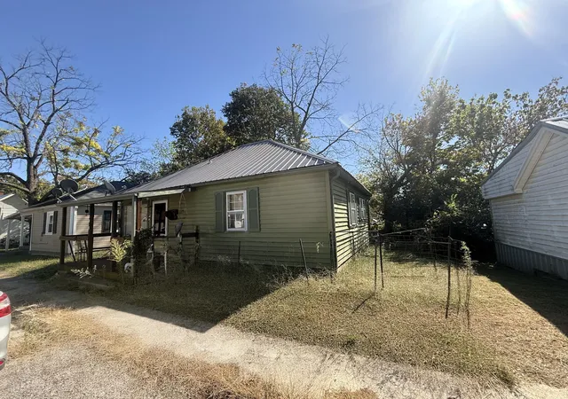 Photo 2 of Single family home for sale at 108 Stagg St, Harrodsburg, KY 40330 | MLS# 26026712 | Listing updated on 2026-10-14