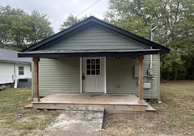 Photo 1 of Single family home for sale at 1410 Jones St, Hopkinsville, KY 42240 | MLS# 26026677 | Listing updated on 2026-09-26