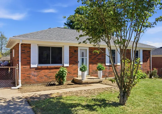 Photo 2 of Single family home for sale at 528 Foxwood Dr, Nicholasville, KY 40356 | MLS# 26026699 | Listing updated on 2026-10-23