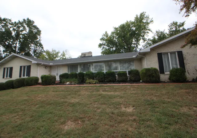 Photo 2 of Single family home for sale at 201 W Bolton Dr, Somerset, KY 42503 | MLS# 26027378 | Listing updated on 2026-10-13