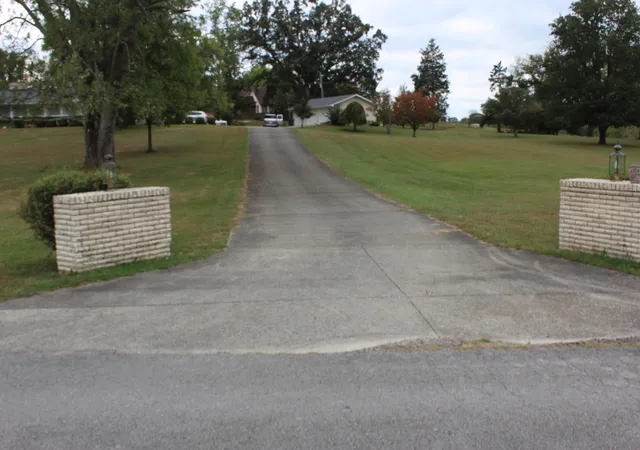Photo 3 of Single family home for sale at 201 W Bolton Dr, Somerset, KY 42503 | MLS# 26027378 | Listing updated on 2026-10-13