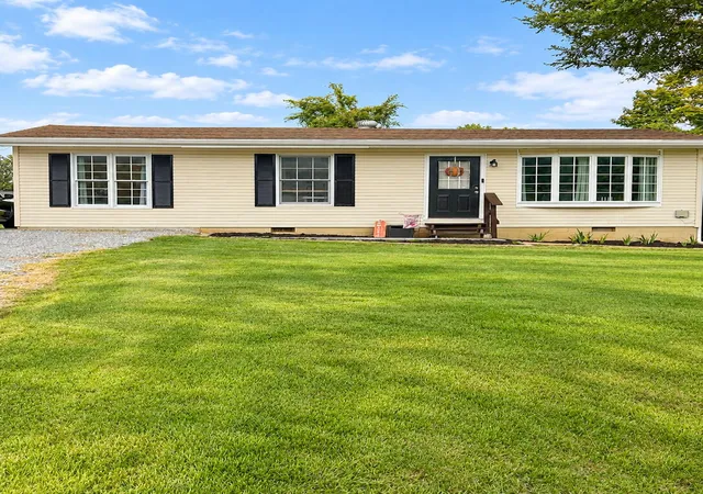 Single family home for sale at 304 W Dale Ave, Eddyville, KY 42038 | MLS# 26026729