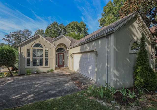 Photo 1 of Single family home for sale at 1001 Lakeview Dr, Paducah, KY 42003 | MLS# 26027315 | Listing updated on 2026-10-12