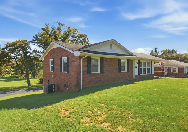 Photo 3 of Sale Pending at 405 Crab Orchard St, Lancaster, KY 40444 | MLS# 26026775 | Listing updated on 2026-10-13