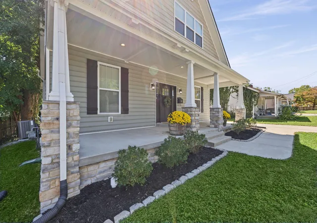Photo 3 of Single family home for sale at 256 Bassett Ave, Lexington, KY 40502 | MLS# 26027342 | Listing updated on 2026-10-20