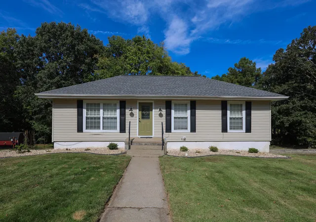 Photo 1 of Sale Pending at 1333 Fairway Cir, Mayfield, KY 42066 | MLS# 26027333 | Listing updated on 2026-10-16