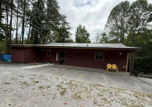 Single family home for sale at 125 W Taxiway Dr, Albany, KY 42602 | MLS# 26026813