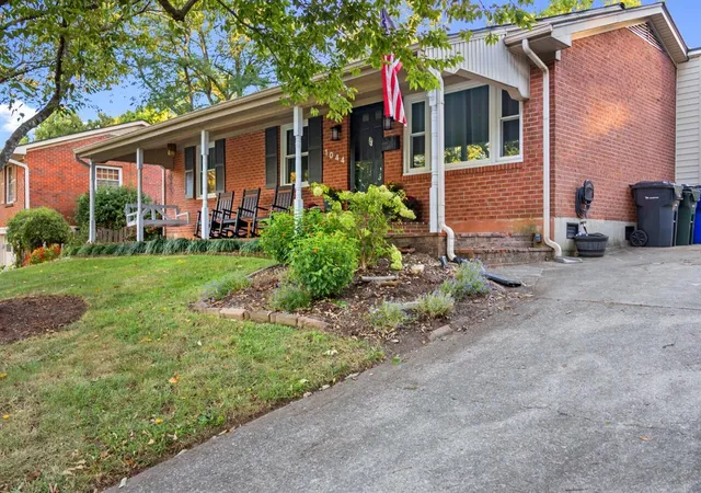 Photo 1 of Single family home for sale at 1044 Elmendorf Dr, Lexington, KY 40517 | MLS# 26026845 | Listing updated on 2026-10-23