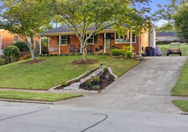 Photo 3 of Single family home for sale at 1044 Elmendorf Dr, Lexington, KY 40517 | MLS# 26026845 | Listing updated on 2026-10-23