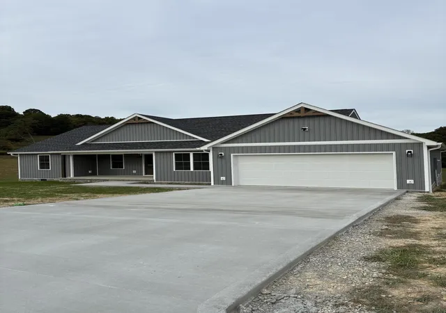 Photo 1 of Single family home for sale at 242 Shiner Valley Rd, Williamsburg, KY 40769 | MLS# 26026863 | Listing updated on 2026-10-16