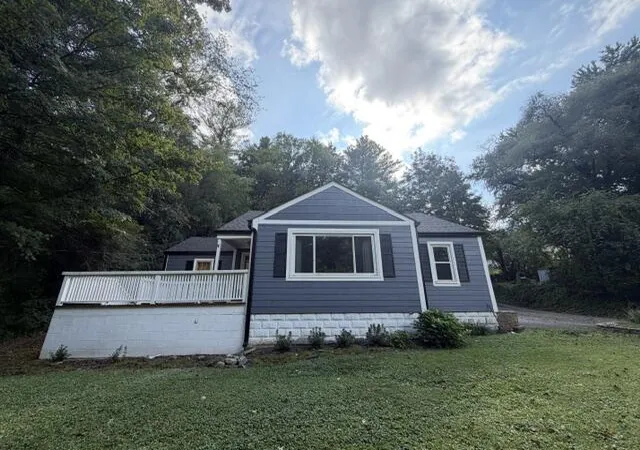 Photo 1 of Single family home for sale at 320 Cypress St, Pineville, KY 40977 | MLS# 26026984 | Listing updated on 2026-09-30