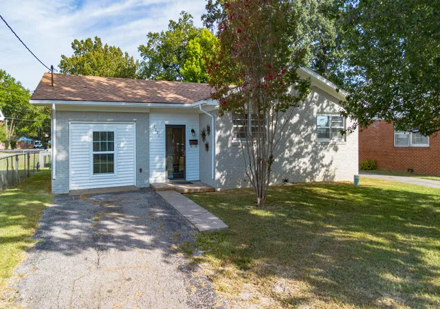 Photo 1 of Single family home for sale at 2221 Clay St, Paducah, KY 42001 | MLS# 26027171 | Listing updated on 2026-10-01
