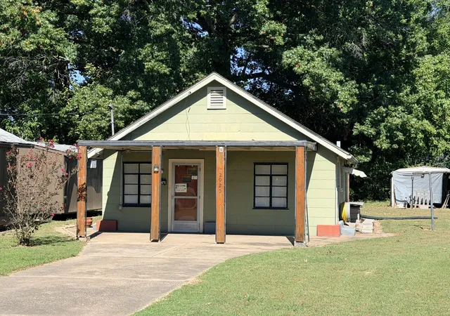 Photo 1 of Sale Pending at 2925 Adams St, Paducah, KY 42001 | MLS# 26027057 | Listing updated on 2026-10-16