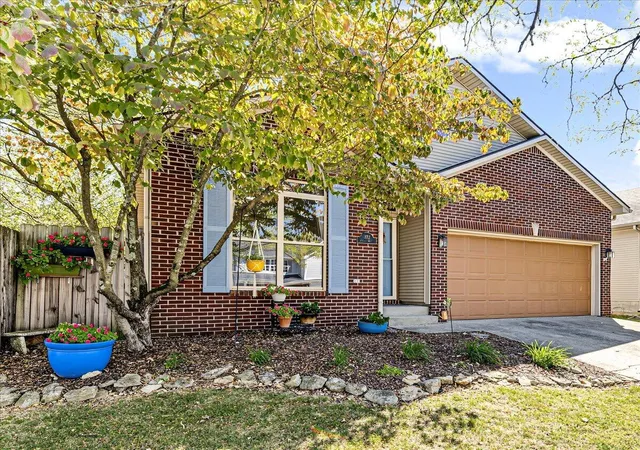 Photo 2 of Single family home for sale at 372 Lucille Dr, Lexington, KY 40511 | MLS# 26027111 | Listing updated on 2026-10-17