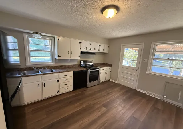 Photo 3 of Single family home for sale at 122 Rogers St, Berea, KY 40403 | MLS# 26027047 | Listing updated on 2026-10-13