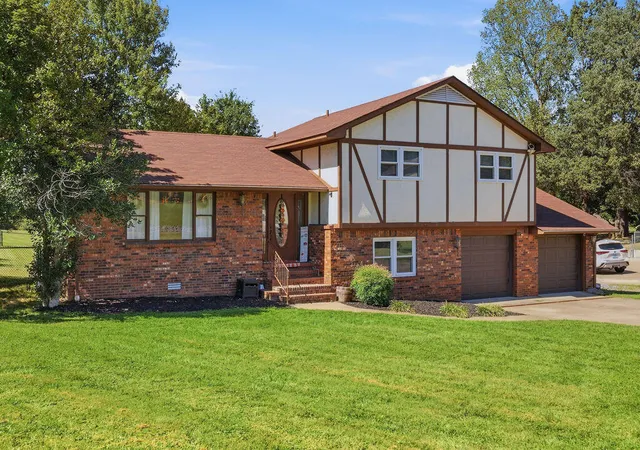 Photo 1 of Sale Pending at 141 Skylark Dr, Paducah, KY 42001 | MLS# 26027219 | Listing updated on 2026-10-05