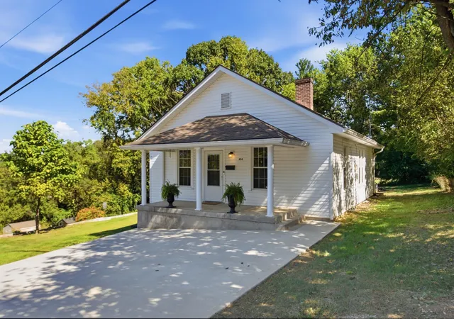 Photo 3 of Single family home for sale at 404 Mccreary Ave, Frankfort, KY 40601 | MLS# 26027040 | Listing updated on 2026-10-23