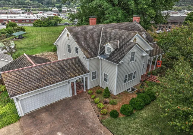 Photo 1 of Single family home for sale at 214 College St, Barbourville, KY 40906 | MLS# 26027170 | Listing updated on 2026-10-13