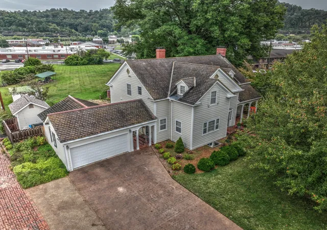 Photo 2 of Single family home for sale at 214 College St, Barbourville, KY 40906 | MLS# 26027170 | Listing updated on 2026-10-13