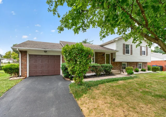 Photo 3 of Sale Pending at 2011 Abelia Ln, Lexington, KY 40504 | MLS# 26027121 | Listing updated on 2026-10-13