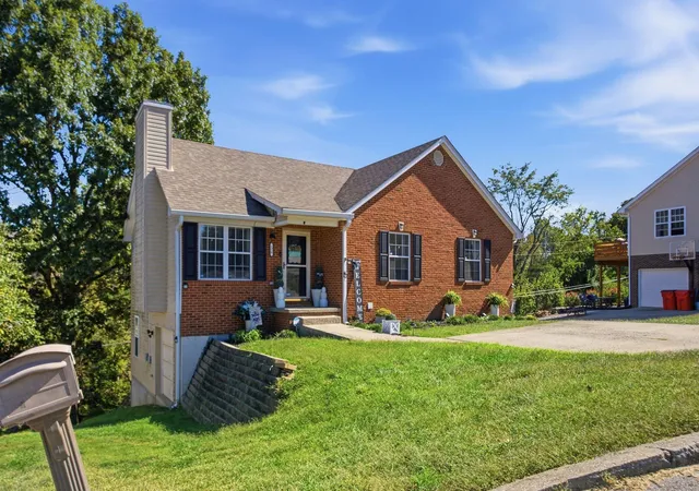 Photo 3 of Single family home for sale at 118 River Oak Dr, Frankfort, KY 40601 | MLS# 26027044 | Listing updated on 2026-10-23