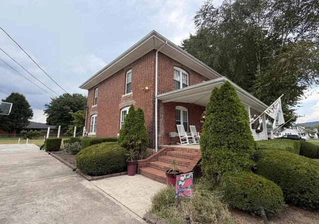 Photo 3 of Single family home for sale at 135 School St, Barbourville, KY 40906 | MLS# 26027102 | Listing updated on 2026-10-23