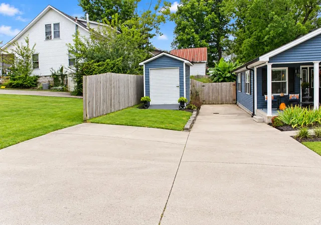 Photo 3 of Sale Pending at 8 Monroe Ave, Winchester, KY 40391 | MLS# 26027106 | Listing updated on 2026-10-13