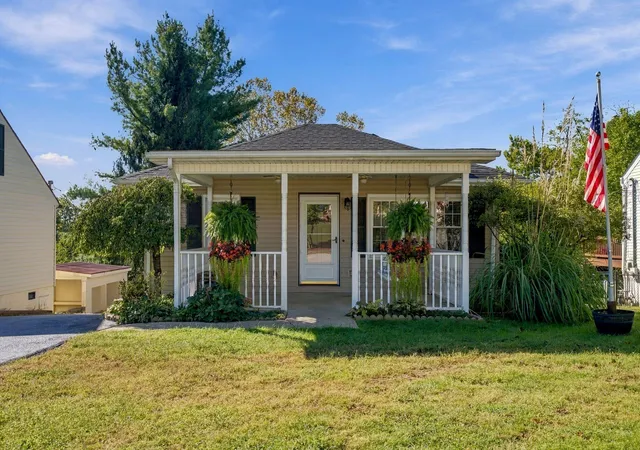 Photo 1 of Sale Pending at 21 Horseshoe Dr, Paris, KY 40361 | MLS# 26027166 | Listing updated on 2026-10-16