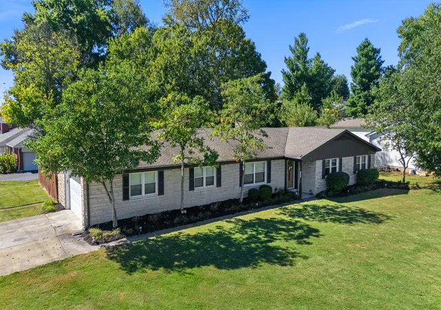 Photo 2 of Single family home for sale at 25 Donna Dr, Frankfort, KY 40601 | MLS# 26027155 | Listing updated on 2026-10-22