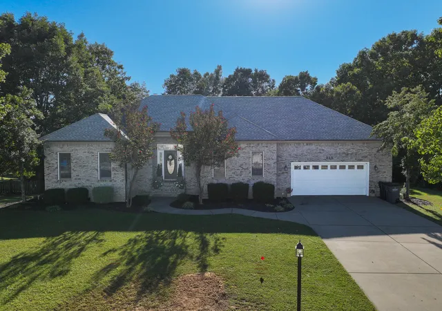 Photo 1 of Sale Pending at 315 Forest Ridge Dr, Paducah, KY 42003 | MLS# 26028215 | Listing updated on 2026-10-19