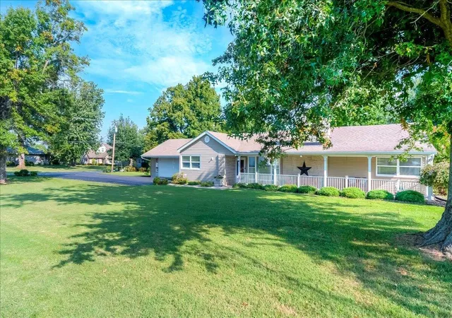 Photo 2 of Single family home for sale at 102 Maplewood Dr, Lancaster, KY 40444 | MLS# 26027216 | Listing updated on 2026-10-21