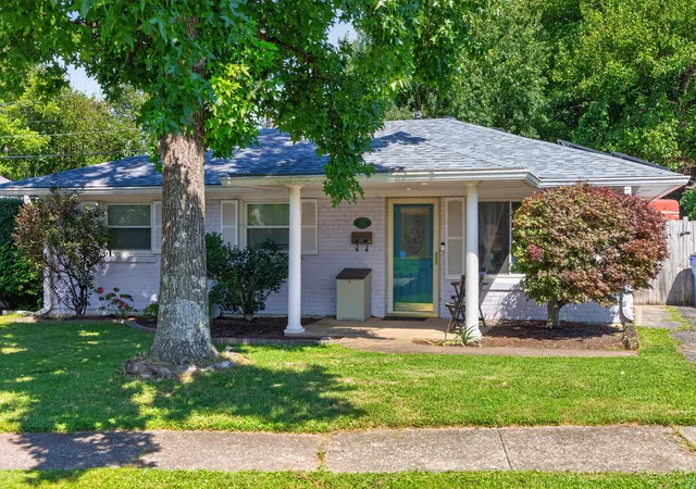Photo 2 of Single family home for sale at 562 Sandalwood Dr, Lexington, KY 40505 | MLS# 26027434 | Listing updated on 2026-10-16
