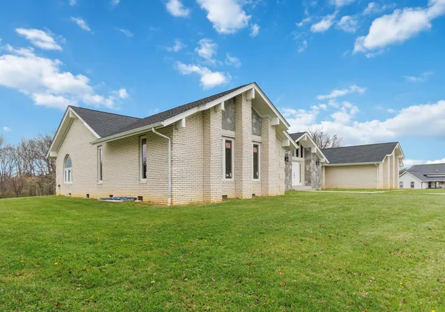 Photo 1 of Single family home for sale at 2056 W Laurel Rd, London, KY 40741 | MLS# 26027275 | Listing updated on 2026-10-13