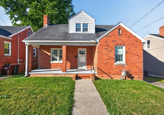 Photo 1 of Single family home for sale at 31 W 19th Street, Paris, KY 40361 | MLS# 26027353 | Listing updated on 2026-10-26