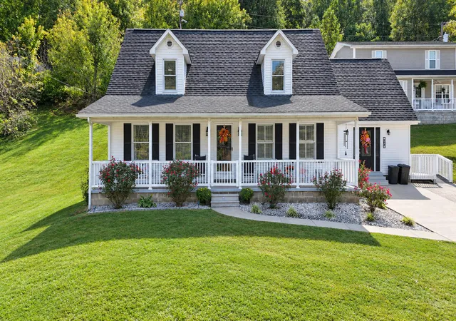 Single family home for sale at 162 Town Branch Rd, Manchester, KY 40962 | MLS# 26027338