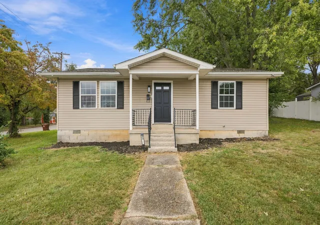Photo 1 of Single family home for sale at 213 E Broadway St, Winchester, KY 40391 | MLS# 26027397 | Listing updated on 2026-10-13