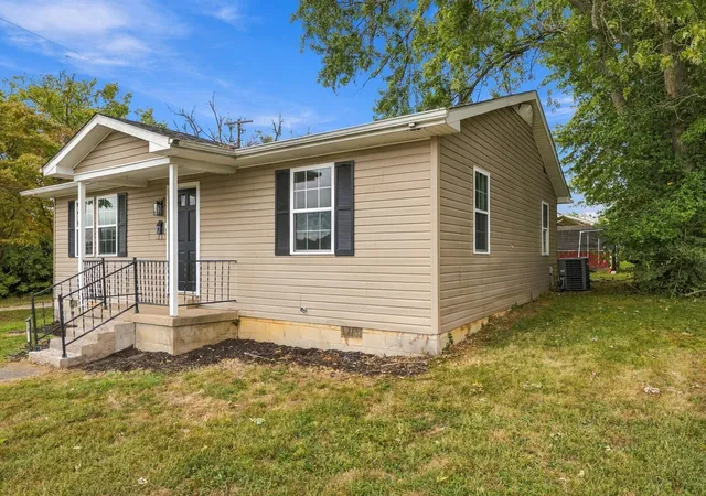 Photo 2 of Single family home for sale at 213 E Broadway St, Winchester, KY 40391 | MLS# 26027397 | Listing updated on 2026-10-13
