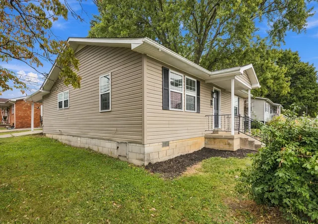 Photo 3 of Single family home for sale at 213 E Broadway St, Winchester, KY 40391 | MLS# 26027397 | Listing updated on 2026-10-13