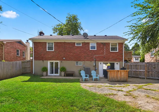 Photo 3 of Single family home for sale at 325 E Tiverton Way, Lexington, KY 40517 | MLS# 26027415 | Listing updated on 2026-10-20