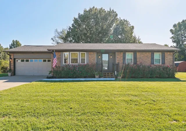 Photo 1 of Sale Pending at 210 Chadwick Dr, Paducah, KY 42003 | MLS# 26027553 | Listing updated on 2026-10-08