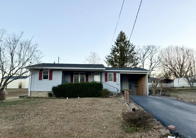 Single family home for sale at 714 Crittenden Dr, Marion, KY 42064 | MLS# 26027569