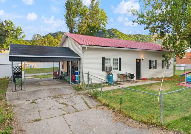 Single family home for sale at 43 Front St, Irvine, KY 40336 | MLS# 26027746