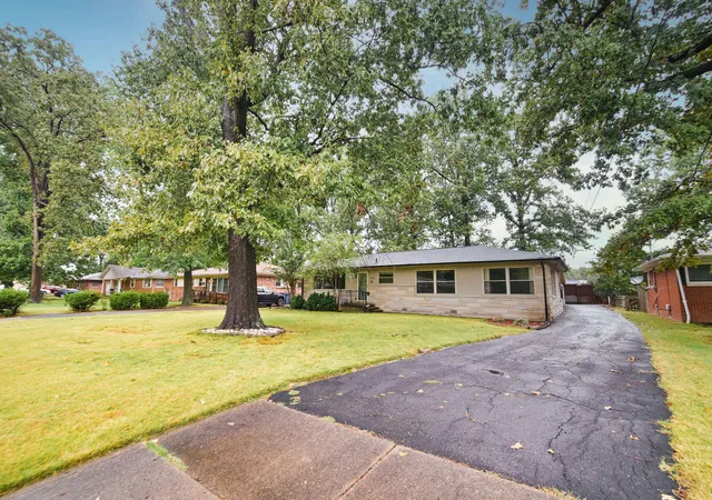 Photo 1 of Single family home for sale at 2519 Laclede Ave, Paducah, KY 42001 | MLS# 26028375 | Listing updated on 2026-10-16