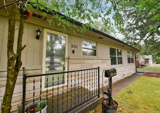 Photo 3 of Single family home for sale at 2519 Laclede Ave, Paducah, KY 42001 | MLS# 26028375 | Listing updated on 2026-10-16
