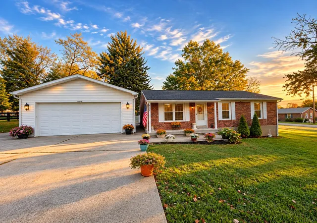 Photo 1 of Sale Pending at 422 Vernon St, Eminence, KY 40019 | MLS# 26027549 | Listing updated on 2026-10-26
