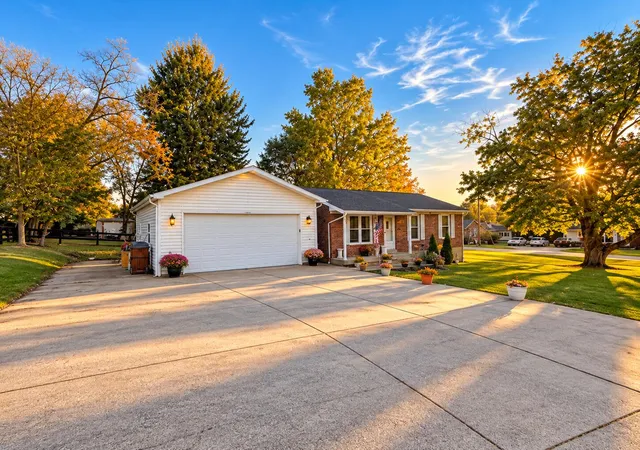 Photo 1 of Sale Pending at 422 Vernon St, Eminence, KY 40019 | MLS# 26027549 | Listing updated on 2026-10-26