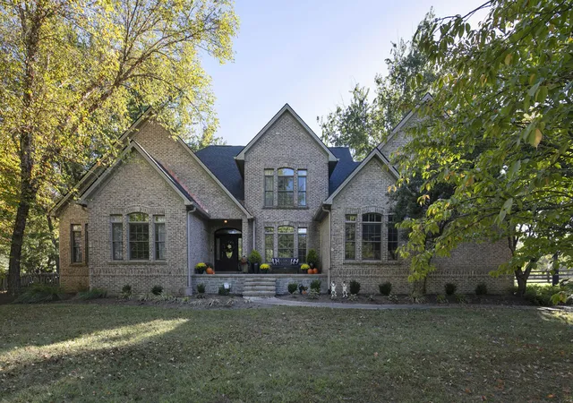 Photo 2 of Sale Pending at 555 E Cambridge Ln, Nicholasville, KY 40356 | MLS# 26027701 | Listing updated on 2026-10-21