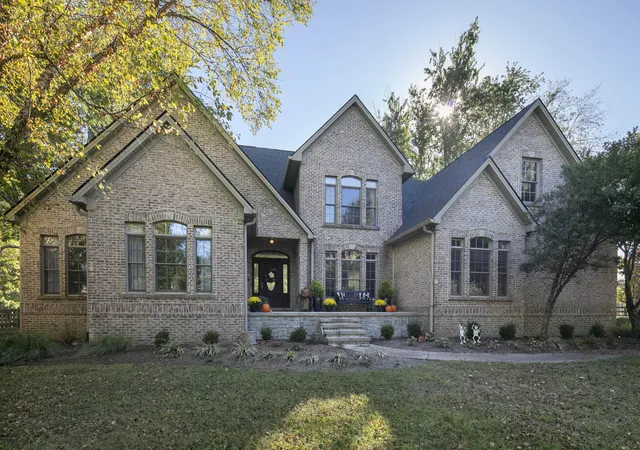 Photo 3 of Sale Pending at 555 E Cambridge Ln, Nicholasville, KY 40356 | MLS# 26027701 | Listing updated on 2026-10-21